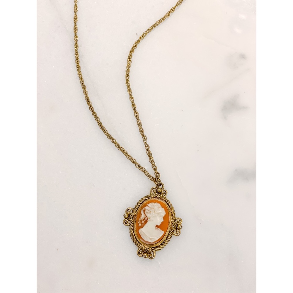 Vintage Cameo Pendant Necklace